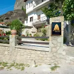 Meteoron Theasis Apartment *